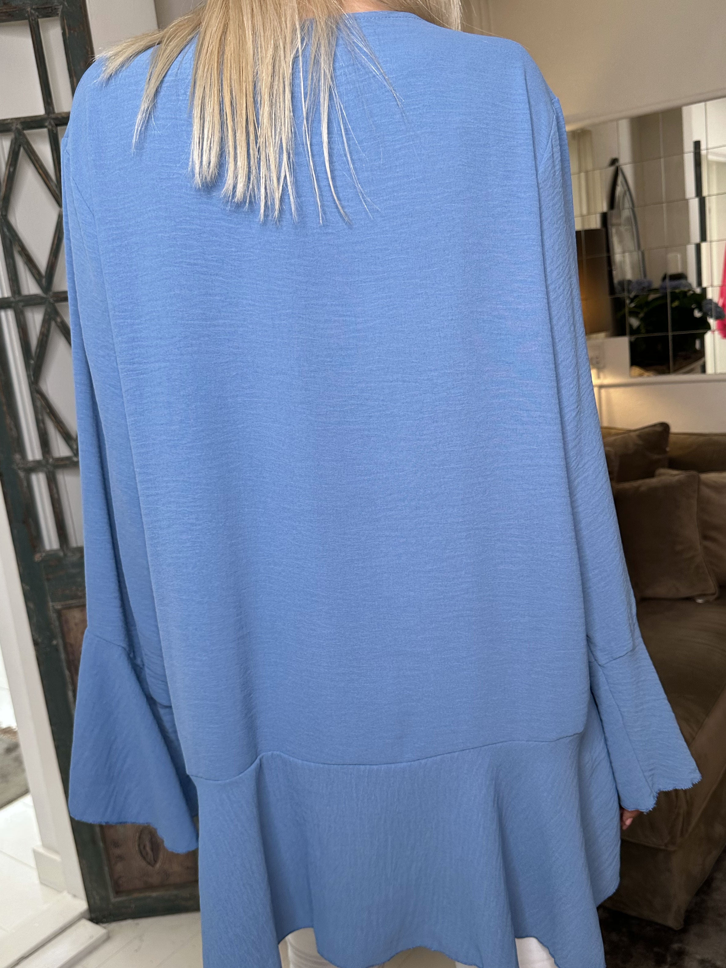 Linja - Söt blus med volang på ärmen - Black